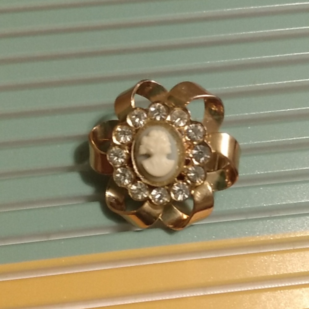 Vtg signed cameo pin brooch